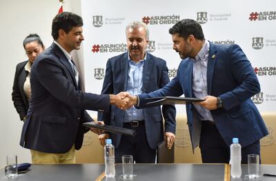 El intendente asunceno Óscar Rodríguez se da un apretón de manos con el representante de GIR SA Fernando Otazú.