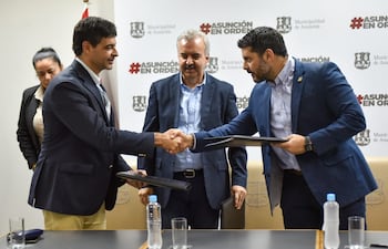 El intendente asunceno Óscar Rodríguez se da un apretón de manos con el representante de GIR SA Fernando Otazú.