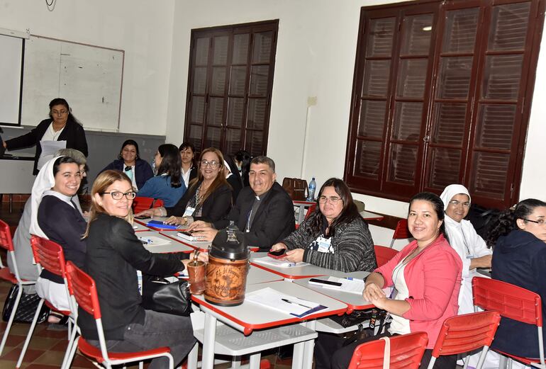 El representante de la Pastoral Educativa de la CEP, monseñor Gabriel Escobar, en compañía de docentes católicas.