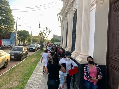 Desde temprano los adultos formaron fila con los niños para recibir la vacuna pediátrica en Concepción.