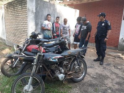 Los detenidos y las motocicletas incautadas este sábado en Ayolas.