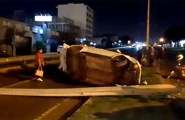El vehículo derribó la columna y terminó volcando en medio de la motosenda.