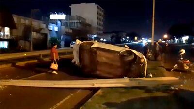 El vehículo derribó la columna y terminó volcando en medio de la motosenda.