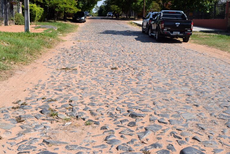 El empedrado sobre la calle Colón también se debe reparar.