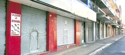 Numerosos locales siguen cerrados y los que abrieron, tienen pocas ventas, reportan gremios.