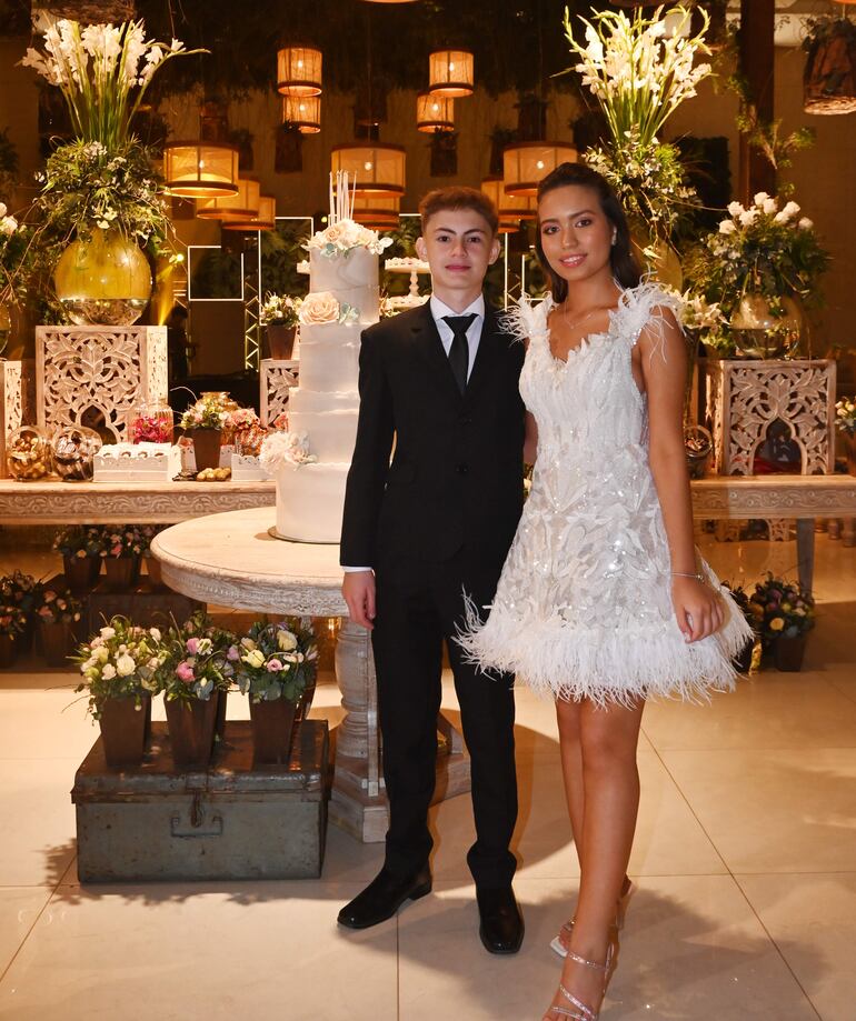 Alejandra junto a su hermano Sebastián Motta.