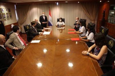 En la Corte Suprema de Justicia (CSJ) se realizó la toma simbólica de poder de las niñas que integran la campaña #NiñasConIgualdad. Estuvieron presentes el Pdte. de la CSJ, César Diesel y los ministros Luis Benítez Riera y Alberto Martínez Simón, quienes realizaron el traspaso simbólico del poder a las niñas Diana, Milagros y Berenice, provenientes de San Pedro.
