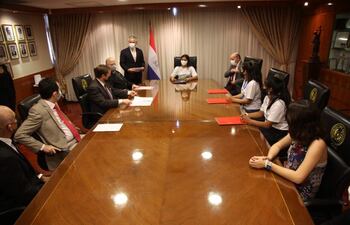 En la Corte Suprema de Justicia (CSJ) se realizó la toma simbólica de poder de las niñas que integran la campaña #NiñasConIgualdad. Estuvieron presentes el Pdte. de la CSJ, César Diesel y los ministros Luis Benítez Riera y Alberto Martínez Simón, quienes realizaron el traspaso simbólico del poder a las niñas Diana, Milagros y Berenice, provenientes de San Pedro.