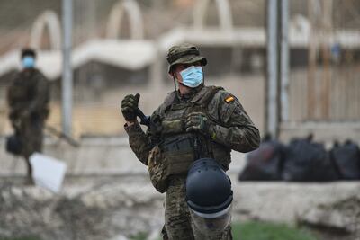 Soldados españoles en la frontera entre España y Marruecos, en la ciudad de Ceuta, el pasado jueves.