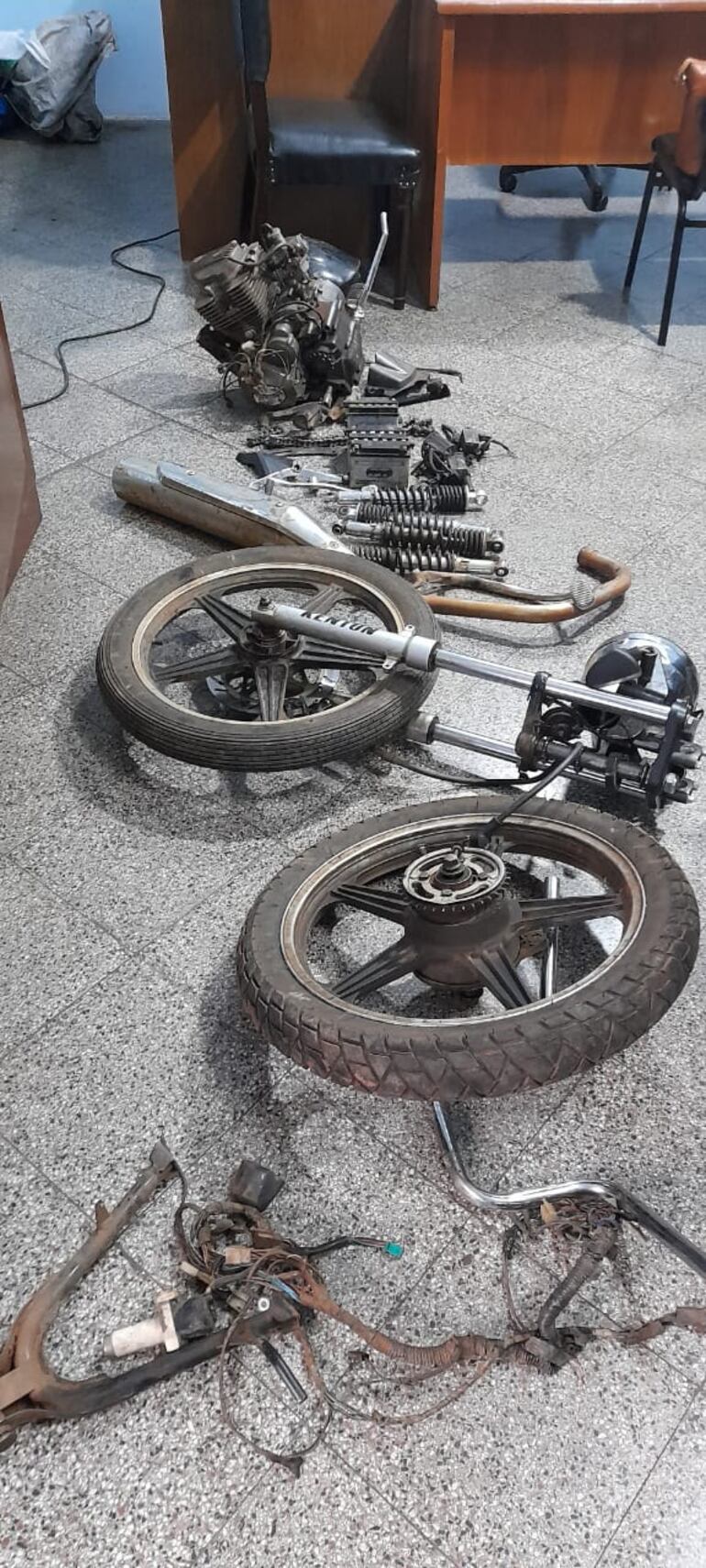 La policía obtuvo piezas de la motocicleta utilizada que fue desarmada y no cuenta con el cuadro del chasis.