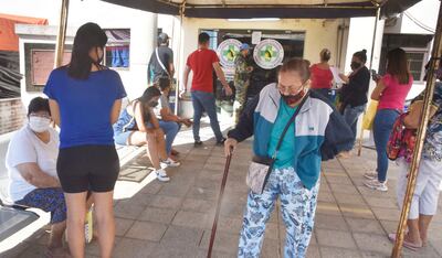 Recién unos 45.000 adultos mayores de 75 años fueron inoculados contra el coronavirus.