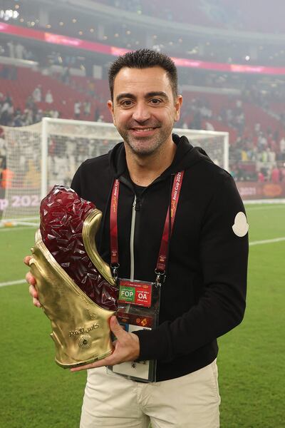 Xavi exhibe la Copa Amir de Qatar, que conquistó recientemente dirigiendo al equipo de Al-Sadd