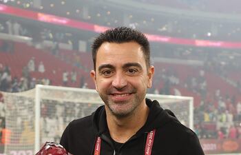 Xavi exhibe la Copa Amir de Qatar, que conquistó recientemente dirigiendo al equipo de Al-Sadd