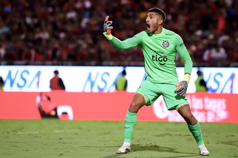Gastón Olveira de Olímpia reacciona durante un partido por la fecha 6 de la copa de Primera de Paraguay en el estadio General Pablo Rojas Nueva Olla de Asunción (Paraguay). 
