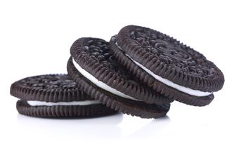 Un nuevo estudio que publica Physics of Fluids analiza cómo girar las dos partes de un sandwich de galletas rellenas de crema para que no se rompan, e incluso establece por qué el relleno queda siempre en un lado que, además, no siempre es el mismo.