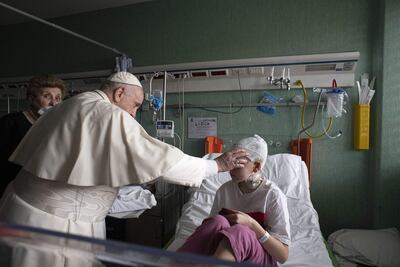 Una imagen proporcionada por los medios del Vaticano muestra al Papa Francisco en el Hospital Pediátrico Bambino Gesu para visitar la sala donde se encuentran los niños hospitalizados que llegaron de Ucrania en los últimos días, en Roma, Italia.
