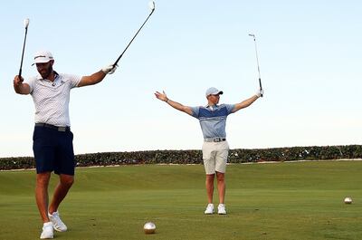 Rory McIlroy y Dustin Johnson, del equipo de la American Nurses Foundation tras el triunfo. (AFP)