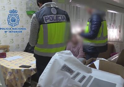 Policías españoles inspeccionan uno de los lugares de explotación sexual.