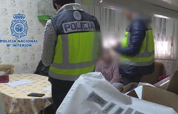Policías españoles inspeccionan uno de los lugares de explotación sexual.