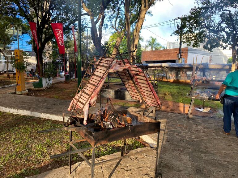 El asado ya está en la parrilla esperando a la ciudadanía para este medio día.