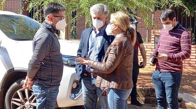 Beatriz Denis Bareiro dialoga con el ministro   Arnaldo Giuzzio (c) y el titular  de Antisecuestros de la Policía Nacional, Crio. Nimio Abel Cardozo. Fue   ayer en la ciudad de  Concepción.