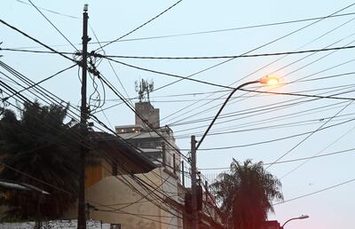 Parte de la maraña de cables sobre la calle Azara hasta Tacuary.