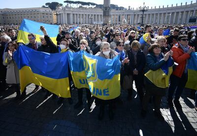 Banderas de Ucrania en la plaza de San Pedro, el pasado domingo.  (AFP)
