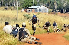 Agentes policiales en la zona donde se produjo la masacre, en Curugutay.