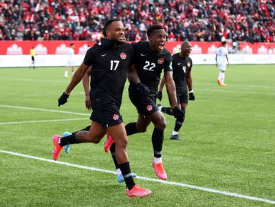 Cyle Larin, número 17, celebra su gol para Canadá, que derrotó ayer por 2-0 a Estados Unidos.