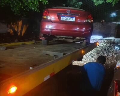 El automóvil fue trasladado a la comisaría jurisdiccional en grúa.