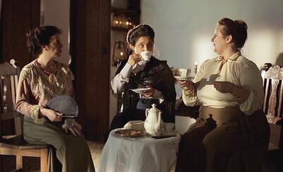 Natalia Cálcena, Ruth Ferreira y Regina Bachero en la obra teatral “Nación Ocupada”.