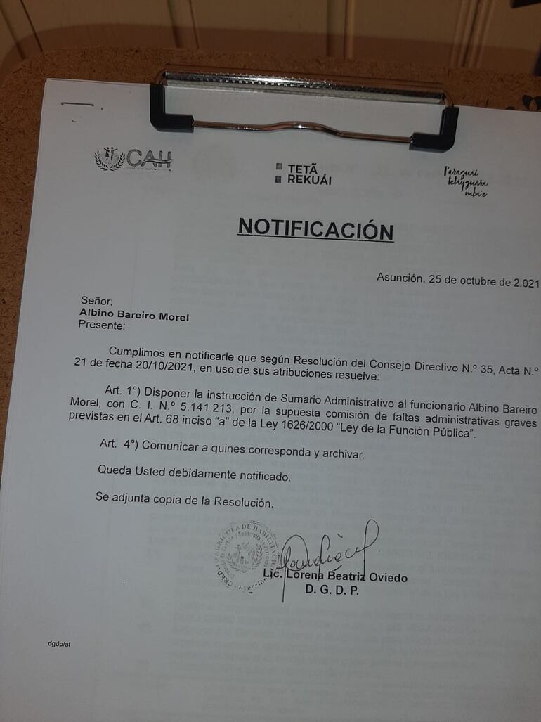 Notificación del juez sumariante del CAH al ex gerente de sucursal del CAH en San Pedro del Paraná, Albino Bareiro Morel, sospechado de irregularidades administrativas graves.