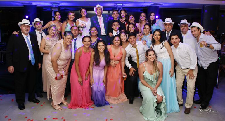 La familia Bettini posan para el álbum de los recuerdos.