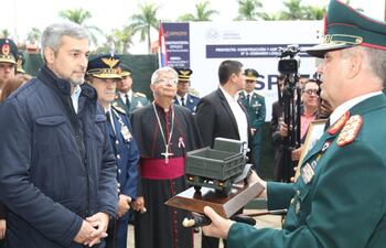 Mario Abdo Benítez (izq.) presidió ayer el acto del 42° aniversario del Comando Logístico.