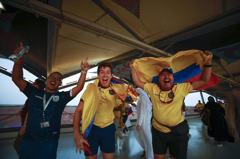 Los aficionados en el estadio Al Bayt de Al Khor de Jor, sede del partido inaugural del Mundial Qatar 2022.