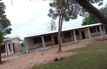 Este es el pabellón de la escuela Nº 5788 que está siendo reformado con fondos proveídos por los Aché.