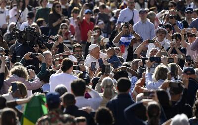El papa Francisco saluda a los fieles durante la audiencia general de cada miércoles, en la plaza de San Pedro (EFE/EPA)