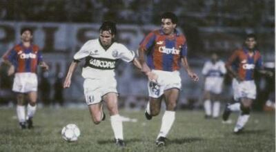 Adolfo Jara Heyn y Dida disputan el balón en uno de los clásicos coperos de 1993