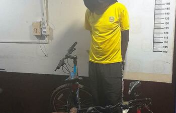 Víctor Acosta López, detenido y las evidencias incautadas en la dependencia policial.