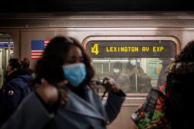 Pasajeros con mascarillas se aprestan a subir al metro de Nueva York.