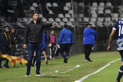 Julio César Cáceres, entrenador de Olimpia, durante el partido contra Sportivo Ameliano por la ronda cinco del torneo Clausura 2022 del fútbol paraguayo.