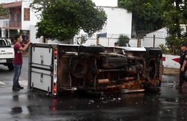 El vehículo que volcó circulaba sobre la calle Pa'i Pérez, cuando se dirigía al Palacio de López.