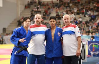 Marcelo Vicentini (i), Gabriel Vicentini, Mateo Ortiz y Jesús Verano, en el certamen argentino. (Foto, Marcelo Chaparro de Fotografía Paraguay)