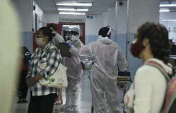 Personas recorren el Hospital Central del Instituto de Previsión Social (IPS) este lunes 19 de abril de 2021.