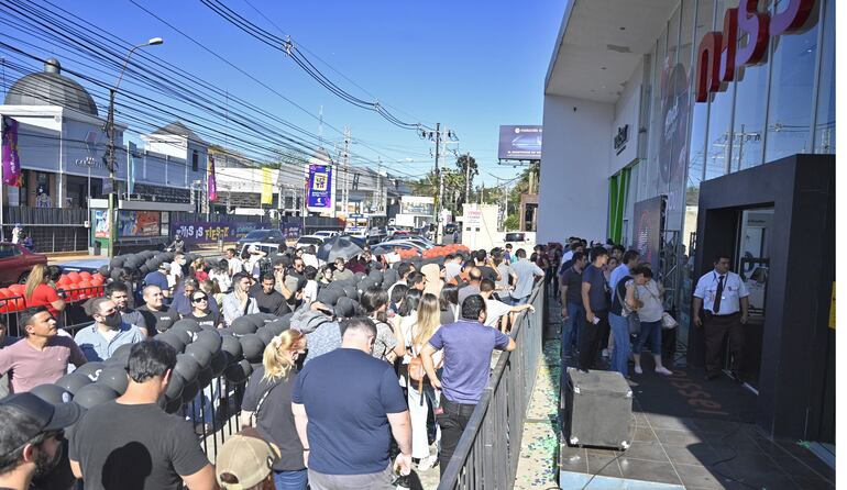 Mucha gente haciendo fila para ingresar al local de Nissei Asunción.