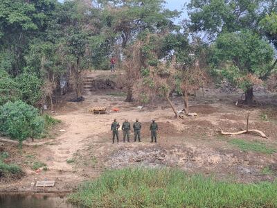 Personal de la Gendarmería Argentina colaboró con la destrucción de puertos clandestinos en Puerto Falcón