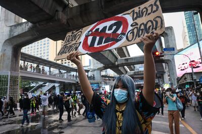 Una persona protesta durante una manifestación contra la ley de censura a la "difamación" a la realeza de Tailandia, este domingo en Bangkok.