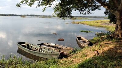 El río Paraná está sumamente bajo en Ayolas.
