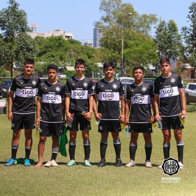 Con la goleada, el Franjeado continúa al frente de la clasificación.