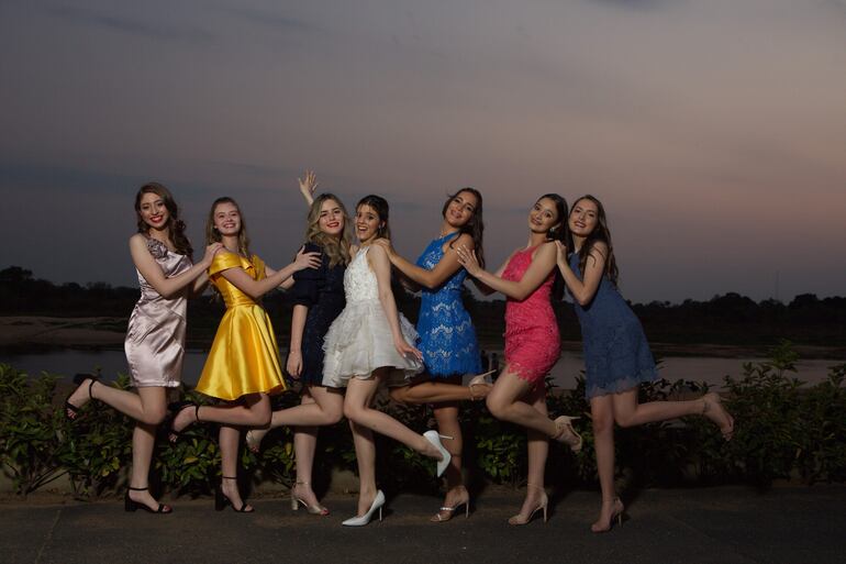 La quinceañera en compañía de sus amigas y compañeras del colegio Goethe.